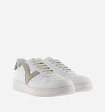 Load image into Gallery viewer, White sneaker with contrast taupe V and heel
