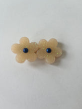Load image into Gallery viewer, 2 flowers resin hair clips
