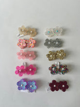 Load image into Gallery viewer, 2 flowers resin hair clips