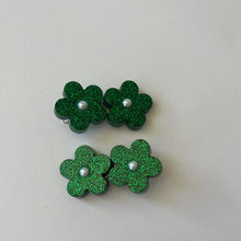 Load image into Gallery viewer, 2 flowers resin hair clips