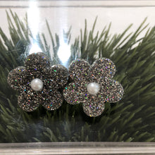 Load image into Gallery viewer, 2 flowers resin hair clips