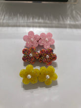 Load image into Gallery viewer, 2 flowers resin hair clips