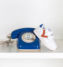 Load image into Gallery viewer, White leather sneaker with contrast brick red/blue
