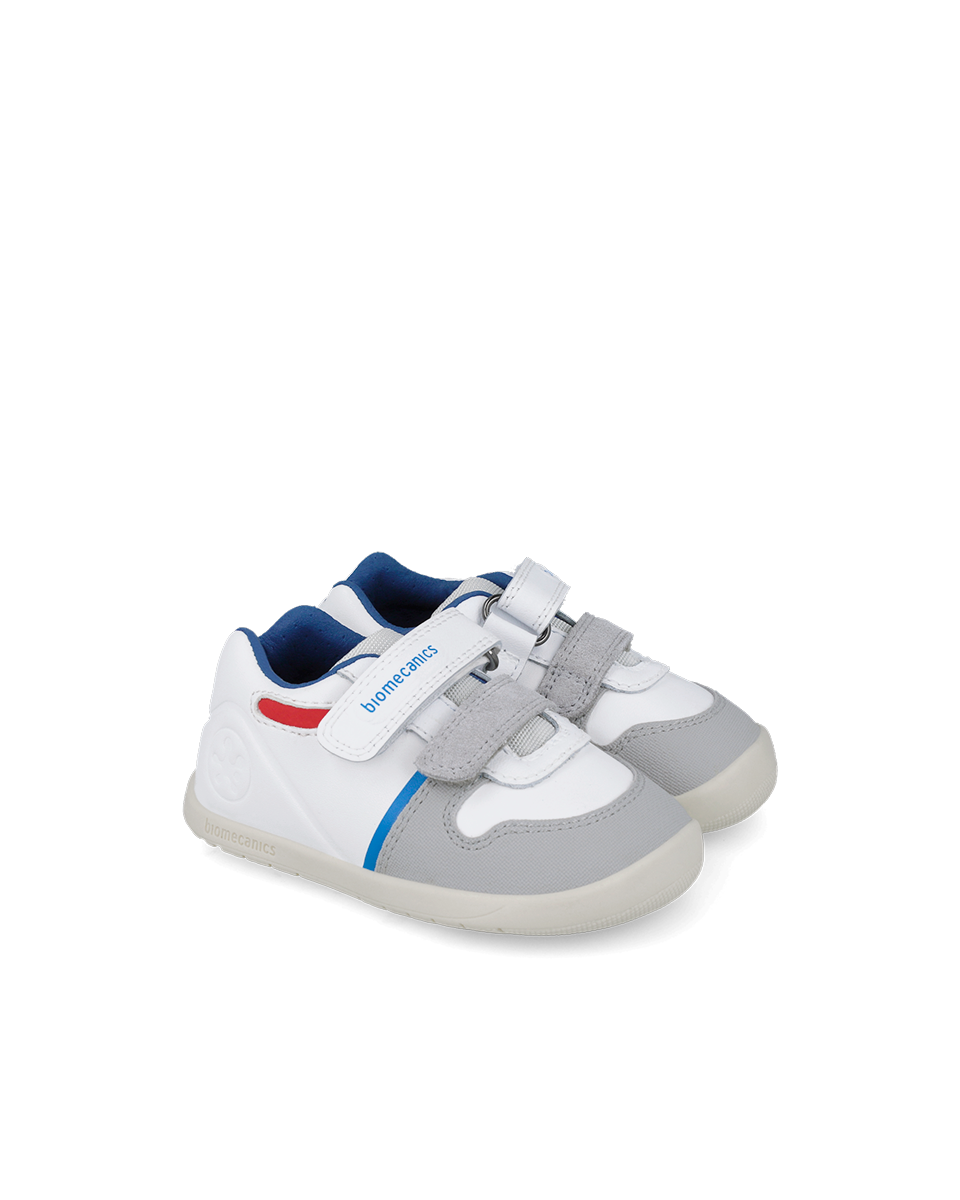 White multicolor respectful sports shoes first steps