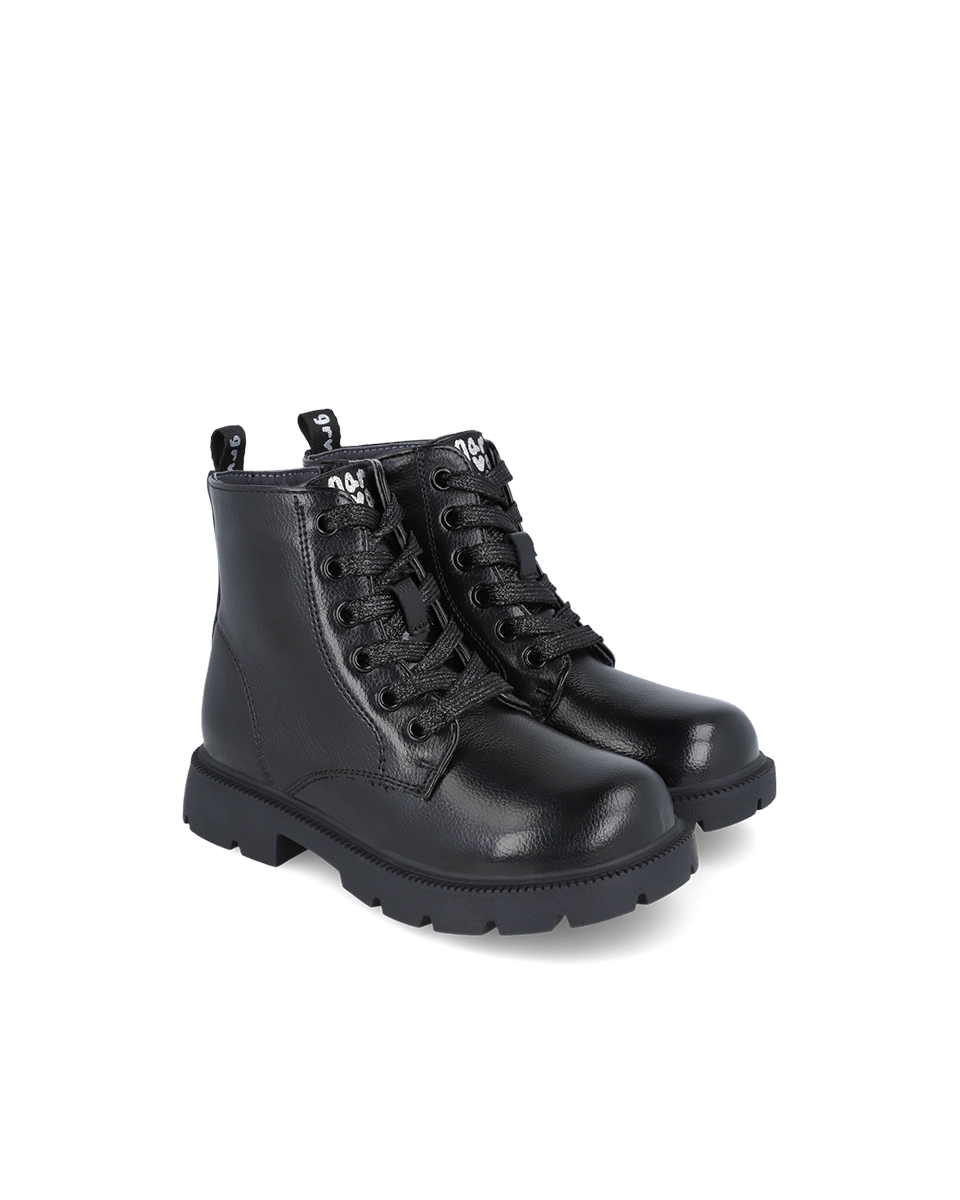 Black basic boots with laces