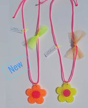 Load image into Gallery viewer, Flower necklace
