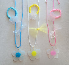 Load image into Gallery viewer, Flower necklace
