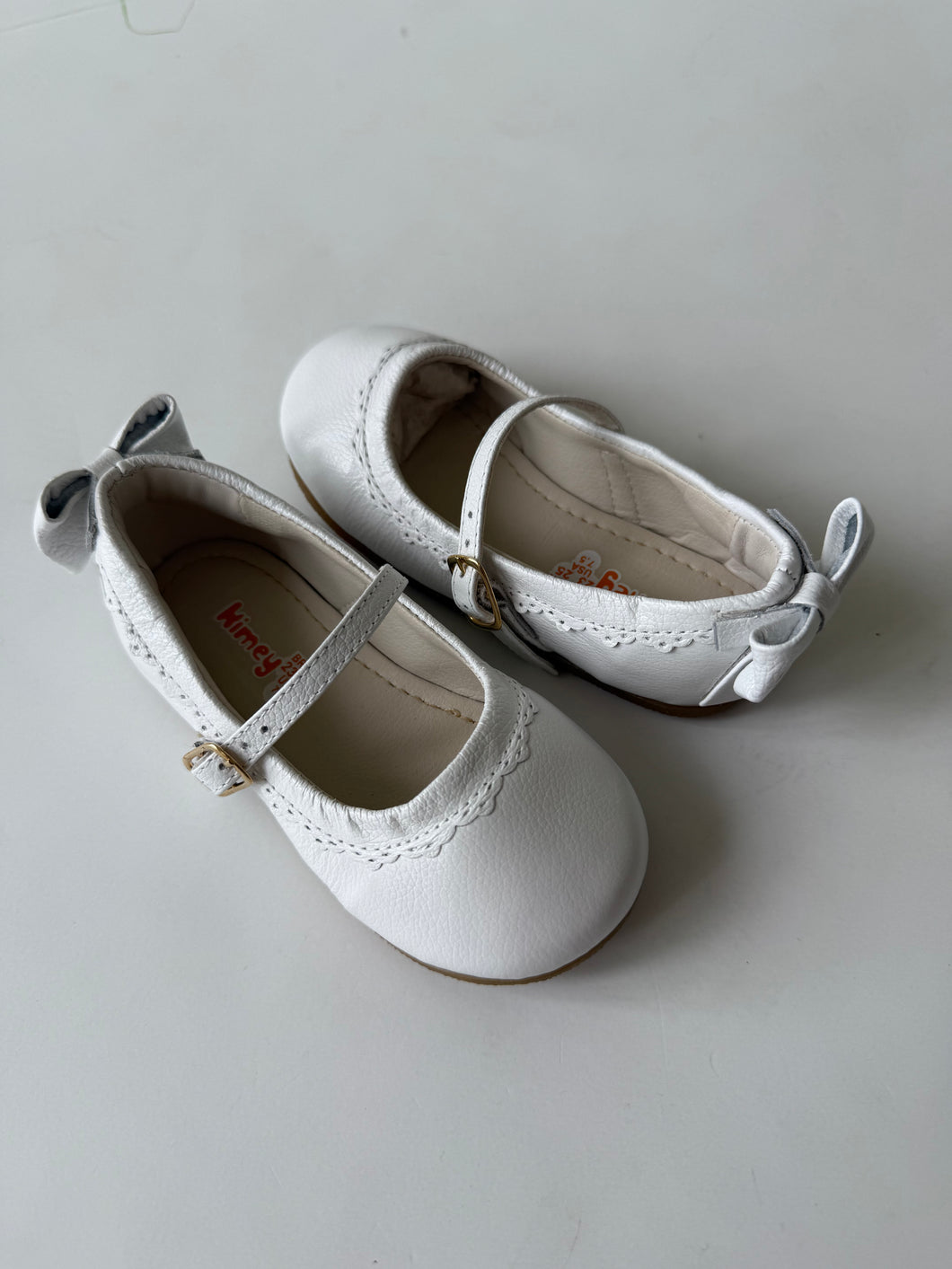 White scalloped edge mary jane with back bow