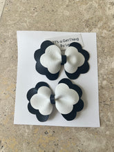 Load image into Gallery viewer, Vinyl scalloped hair bow
