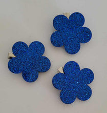 Load image into Gallery viewer, Flower and heart resin hair clip
