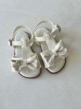 Load image into Gallery viewer, White sandal with bow
