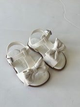 Load image into Gallery viewer, White sandal with bow
