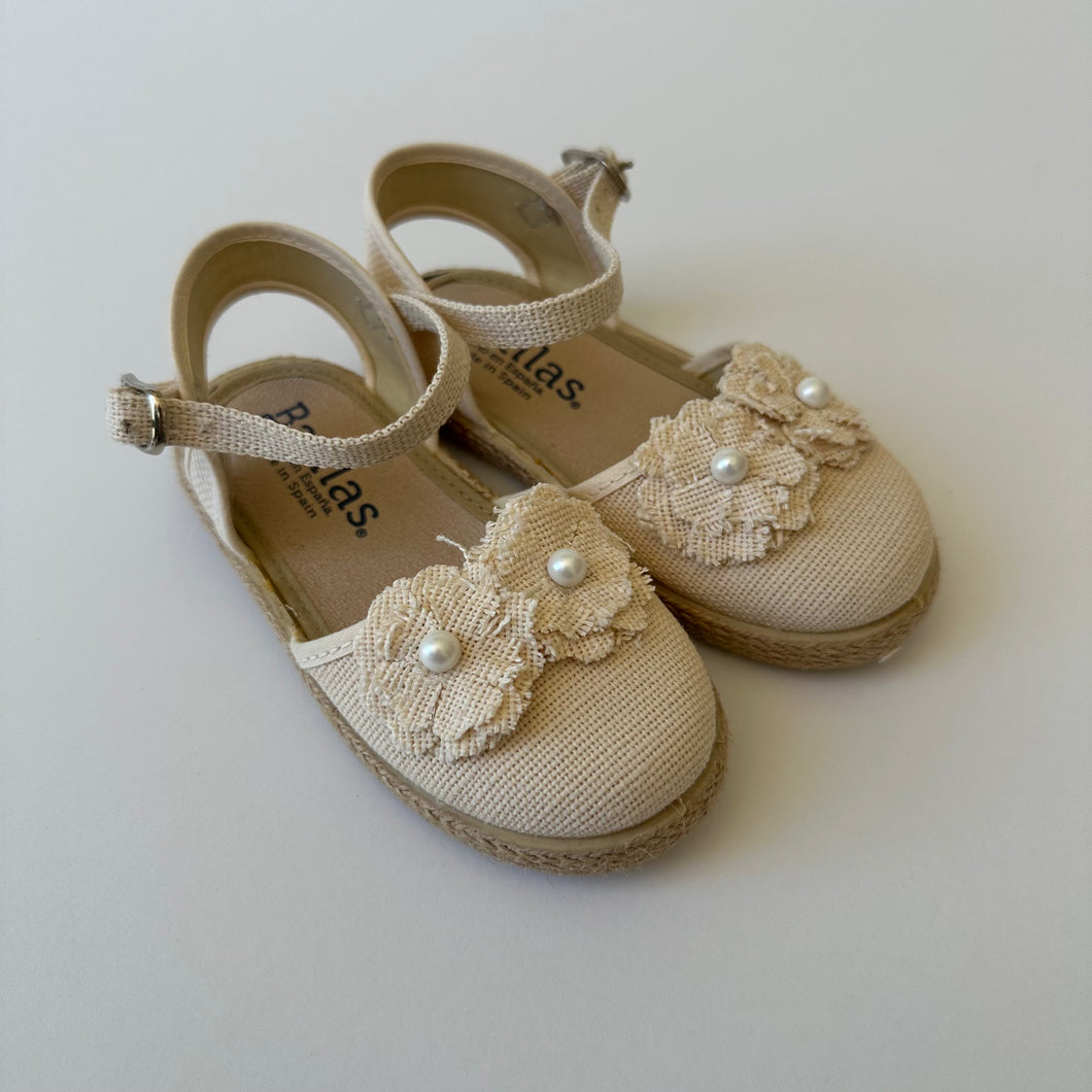 Beige linen alpargata with flowers