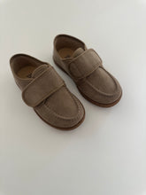 Load image into Gallery viewer, Taupe top sider with velcro
