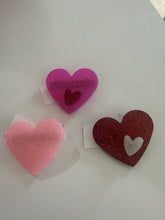 Load image into Gallery viewer, Hearts resin clips
