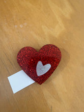 Load image into Gallery viewer, Hearts resin clips
