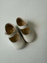 Load image into Gallery viewer, Beige leather classic mary jane
