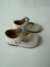 Load image into Gallery viewer, Beige leather classic mary jane
