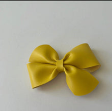 Load image into Gallery viewer, Vinyl bow(Bow #2)
