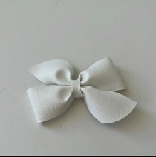 Load image into Gallery viewer, Vinyl bow(Bow #2)
