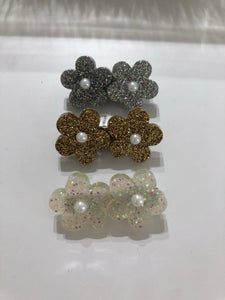 2 flowers resin hair clips