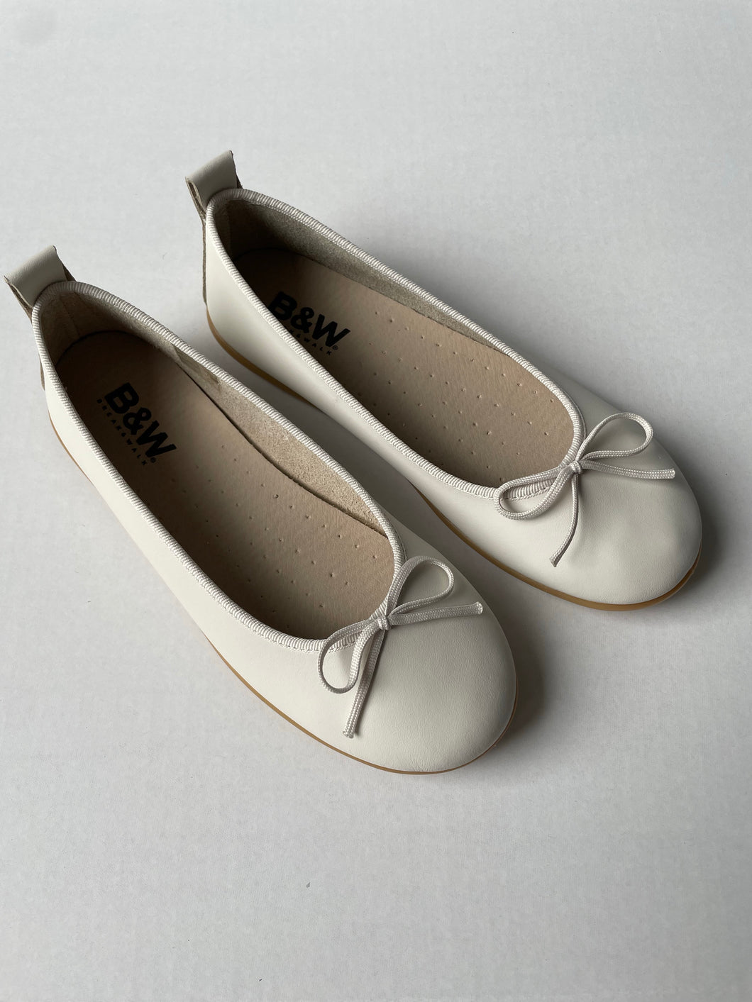 Beige leather ballerinas