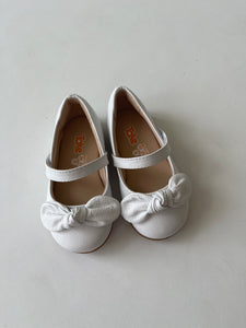 White leather mary jane with knot bow