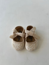 Load image into Gallery viewer, Baby lace Mantilla crib shoe
