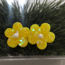 Load image into Gallery viewer, 2 flowers resin hair clips
