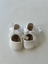 Load image into Gallery viewer, Baby lace Mantilla crib shoe
