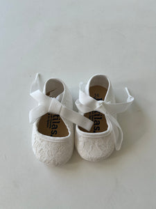 Baby lace Mantilla crib shoe