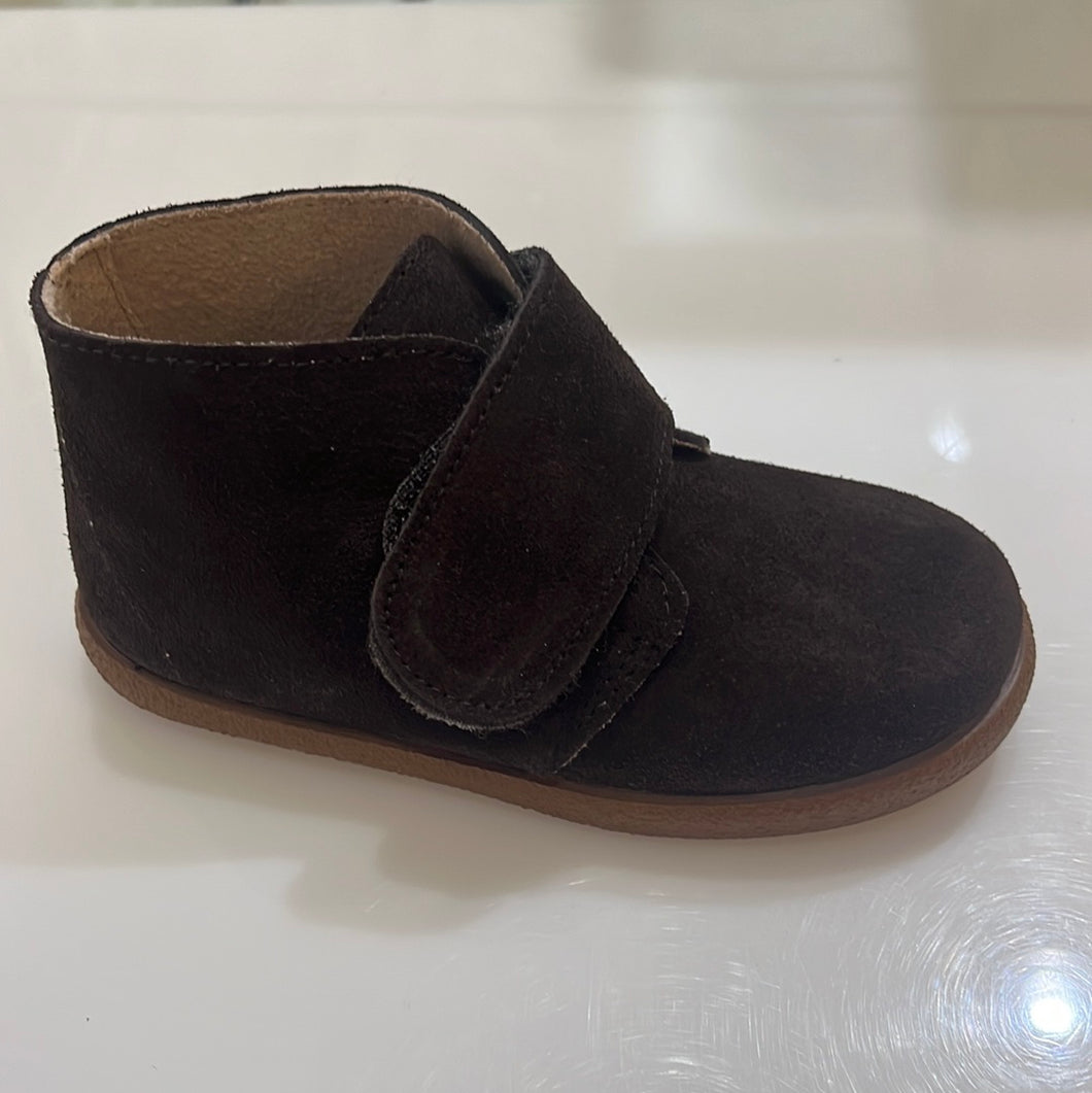 Brown safari boot with velcro